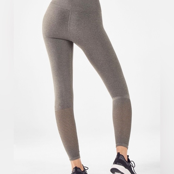 🏷️ 2/$20 Fabletics Seamless Leggings Grey Heather Perforated Leggings - Picture 2 of 10
